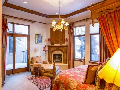 Luxury and One Block From Little Nell Hotel Sleeps 12